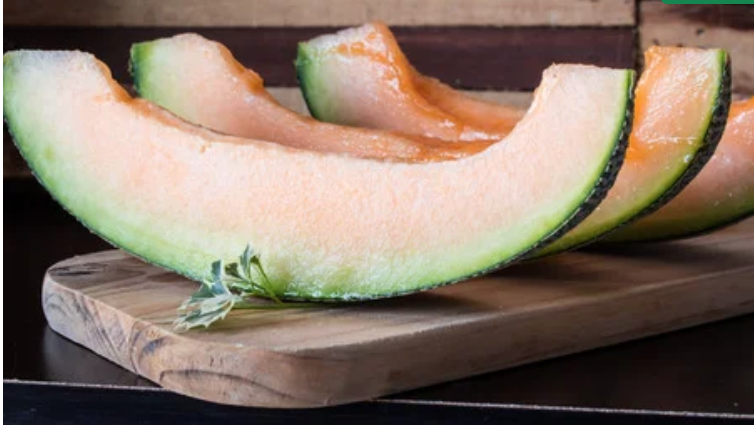 Pimientos en conserva con salmón a las hiervas y 1 tajada de melón cantaloup.